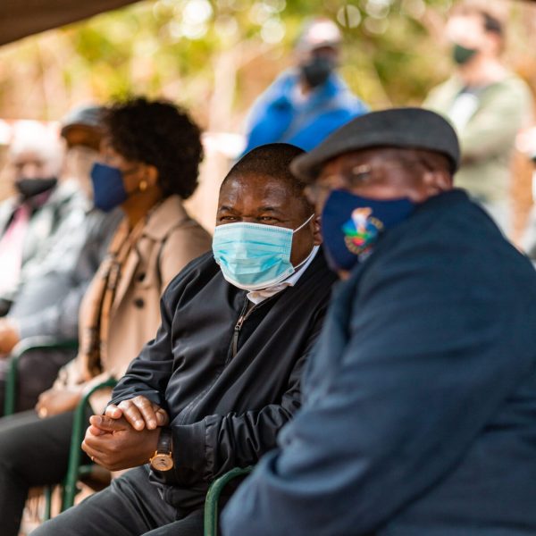 The President of the Republic of Mozambique, Filipe Nyusi, and the President of Renamo, Ossufo Momade, witnessing the disarmament of ex-combatants in Vunduzi, Sofala Province, in September 2020. Photo: Peace Process Secretariat